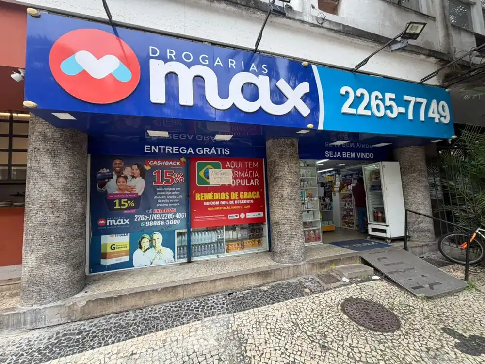 Entrada da Drogarias Max com entrega grátis e farmácia popular