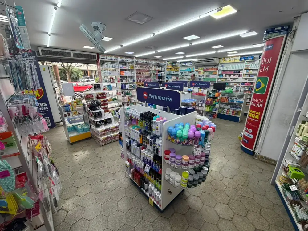 Interior da unidade com seções de produtos do dia a dia